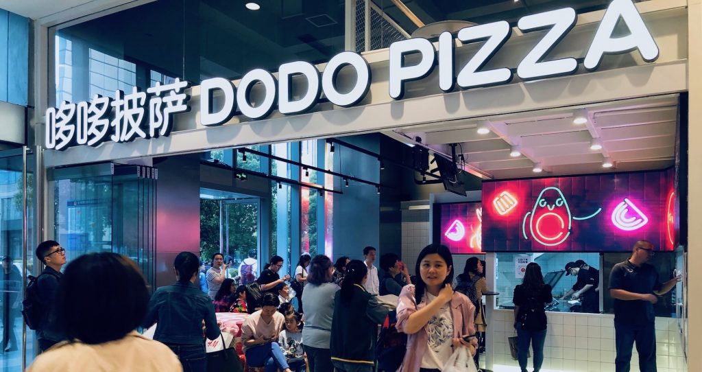 dodo pizza hangzhou 1 1 1024x542 - «У нас есть шанс построить в России глобальный бизнес»: основатель «Додо Пиццы» об экспансии, новых франшизах и пицце с дурианом